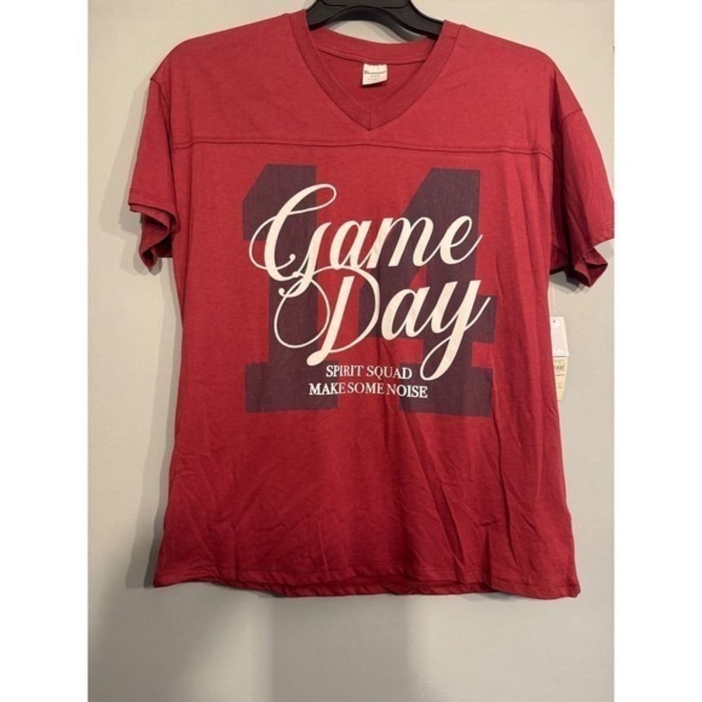 No Boundaries Game Day Spirit Squad Graphic V-Neck Tee Burgundy Red Size S